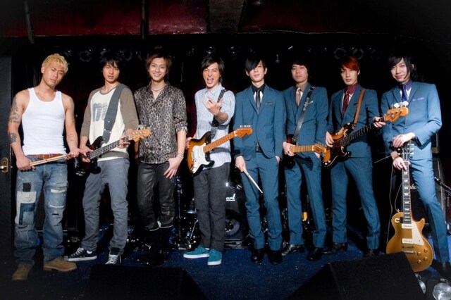 ドラマ「ハングリー！」のキャストたちと記念撮影するTHE BAWDIESの4人。