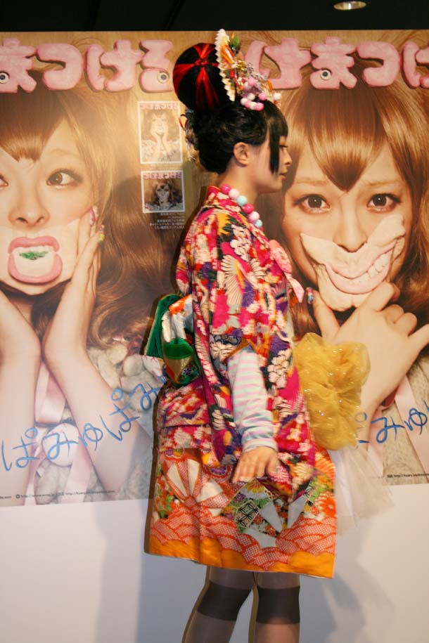 報道陣の要望に応え、衣装を見せるために1回転するきゃりーぱみゅぱみゅ。