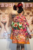 1回転中のきゃりーぱみゅぱみゅ。