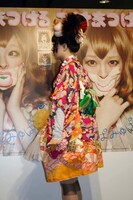 1回転中のきゃりーぱみゅぱみゅ。