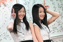 写真左から山邊未夢、中江友梨。