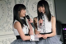 緊張のあまり、指先が冷たくなってきたと苦笑いする新井ひとみ（写真左）と、その指をあたためる庄司芽生（右）。