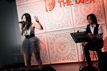 ボサノバ調にアレンジされた「Bomb a Head!」を歌う小西彩乃（写真左）。