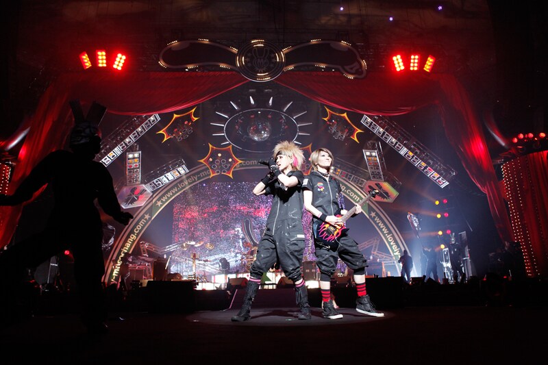 写真は日本武道館公演「LM.C 2012 ～Go To The 5th Anniversary FINAL～」より。