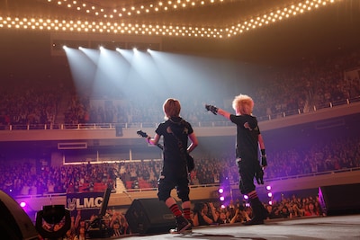 写真は日本武道館公演「LM.C 2012 ～Go To The 5th Anniversary FINAL～」より。