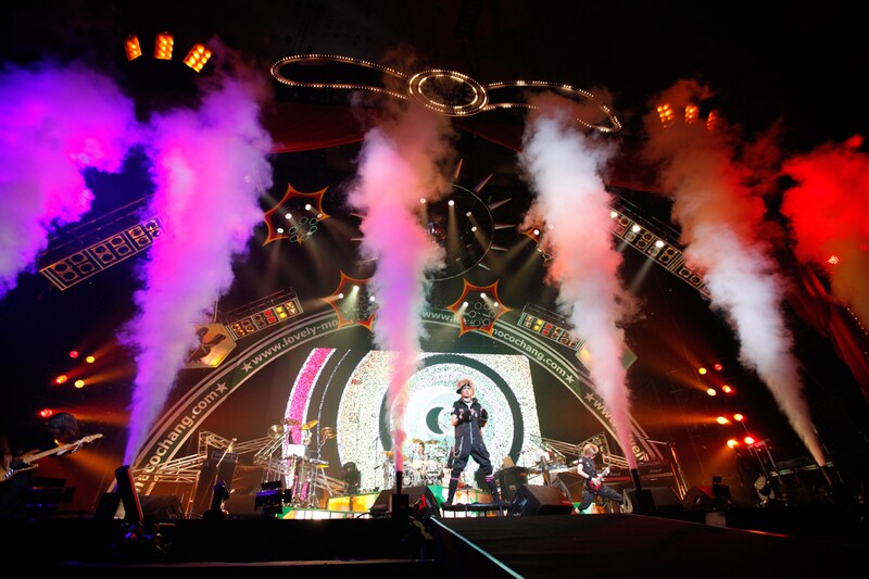 写真は日本武道館公演「LM.C 2012 ～Go To The 5th Anniversary FINAL～」より。