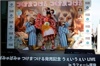 ライブパフォーマンスは、「つけまつける」のビデオクリップに登場するライオンとともに行われた。
