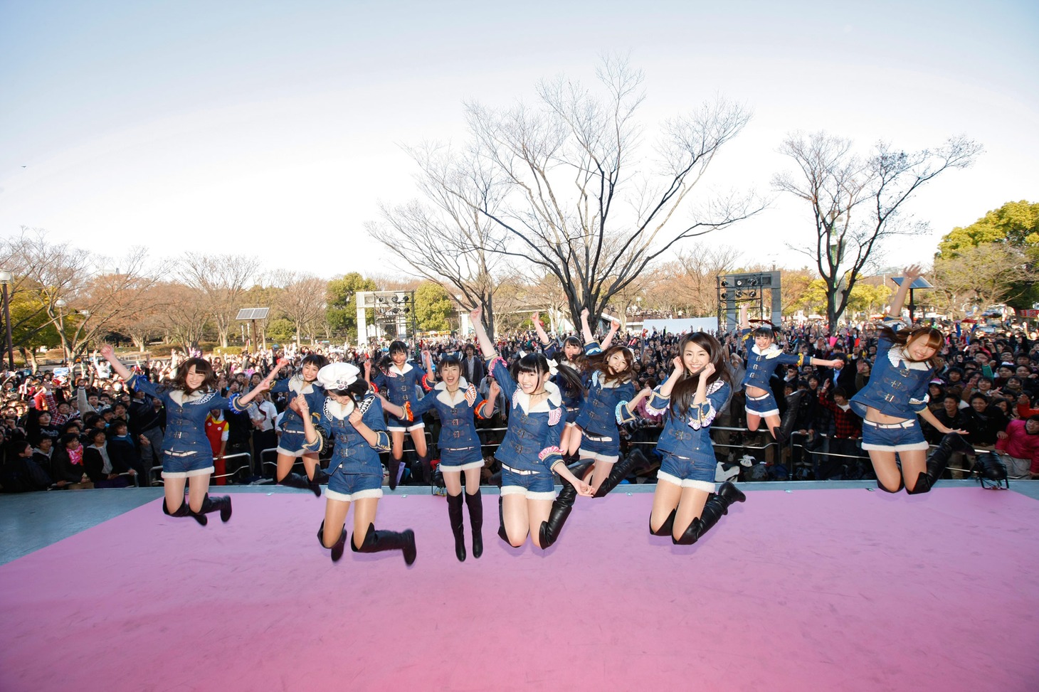 ファンとともにジャンプするSUPER☆GiRLS。