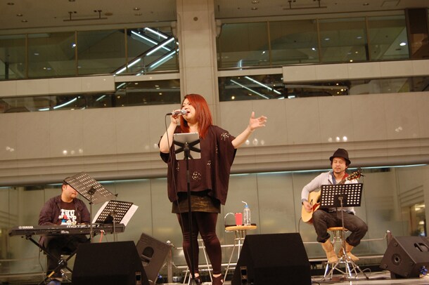 池袋サンシャインシティ噴水広場で歌うYURI。