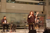 池袋サンシャインシティ噴水広場で歌うYURI。