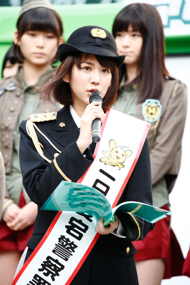 1日愛宕警察署長を務めた遠藤舞（写真手前）。