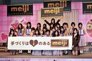 デビュー曲「ぐるぐるカーテン」を歌い終えた乃木坂46。