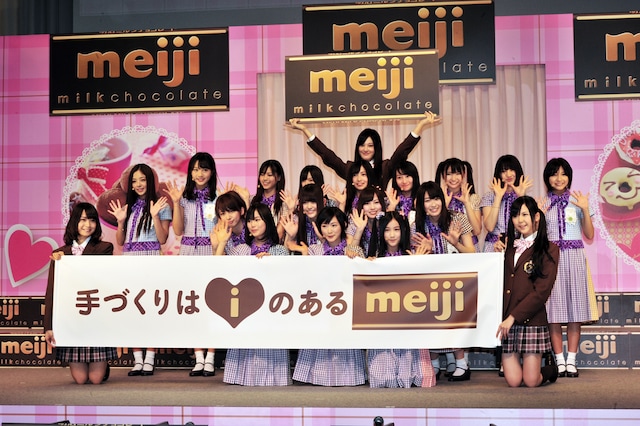 デビュー曲「ぐるぐるカーテン」を歌い終えた乃木坂46。