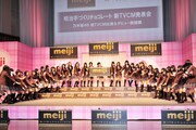 円陣を披露する乃木坂46。