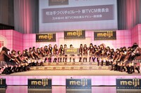 円陣を披露する乃木坂46。