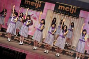 デビュー曲「ぐるぐるカーテン」を披露する乃木坂46。