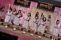 デビュー曲「ぐるぐるカーテン」を披露する乃木坂46。