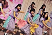 デビュー曲「ぐるぐるカーテン」を披露する乃木坂46。