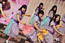 デビュー曲「ぐるぐるカーテン」を披露する乃木坂46。