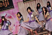 デビュー曲「ぐるぐるカーテン」を披露する乃木坂46。