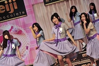 デビュー曲「ぐるぐるカーテン」を披露する乃木坂46。