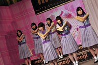 デビュー曲「ぐるぐるカーテン」を披露する乃木坂46。