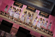 デビュー曲「ぐるぐるカーテン」を披露する乃木坂46。