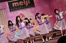 デビュー曲「ぐるぐるカーテン」を披露する乃木坂46。