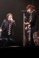 共作曲「黒夢がやってきた」をセッションするネプチューン堀内健（左）と清春（右）。