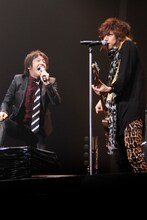 共作曲「黒夢がやってきた」をセッションするネプチューン堀内健（左）と清春（右）。