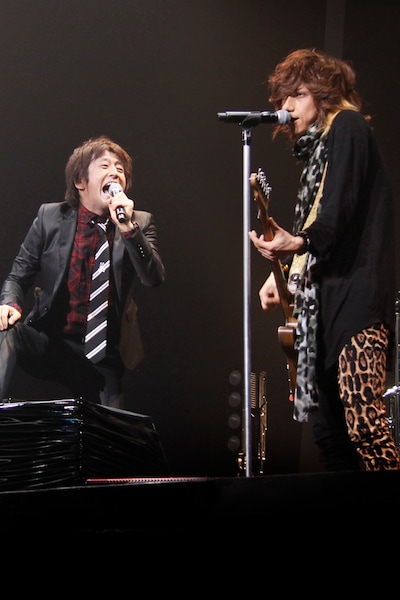 共作曲「黒夢がやってきた」をセッションするネプチューン堀内健（左）と清春（右）。