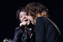 堀内健と清春（左から）。