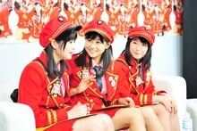 「ミュージックボンバー #24」にはスマイレージからオリジナルメンバーの前田憂佳、和田彩花、福田花音（写真左から）が登場。