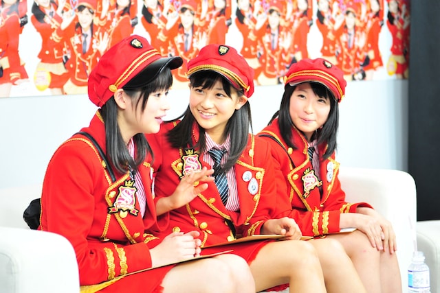 「ミュージックボンバー #24」にはスマイレージからオリジナルメンバーの前田憂佳、和田彩花、福田花音（写真左から）が登場。