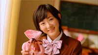 「明治手づくりチョコレート」テレビCM「カーテン渡し」編より。