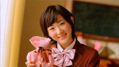 「明治手づくりチョコレート」テレビCM「カーテン渡し」編より。