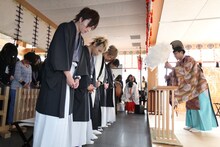 祈りを捧げるAlice Nineの5人。