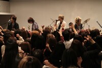 参集殿で行われたライブの様子。