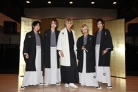 羽織袴を着用し、引き締まった表情を浮かべるAlice Nine。
