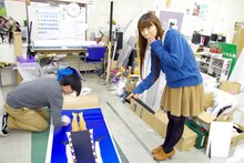 POP職人の手際の良さに感動し「こんな大きい紙を貼るのもできるなら、きっと携帯の保護シールも貼るの上手ですよね!?」とほっちゃん。