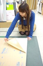 おそるおそる粘着シートをはがすほっちゃん。