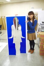 思わずはまってしまいたくなるほぼ等身大のくりぬき穴。実際にはまってみる好奇心旺盛なほっちゃん。