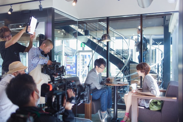 映画「モテキ」より。幸世と長澤まさみ演じるみゆきにの、カフェシーンの撮影風景。(C)2011映画「モテキ」製作委員会