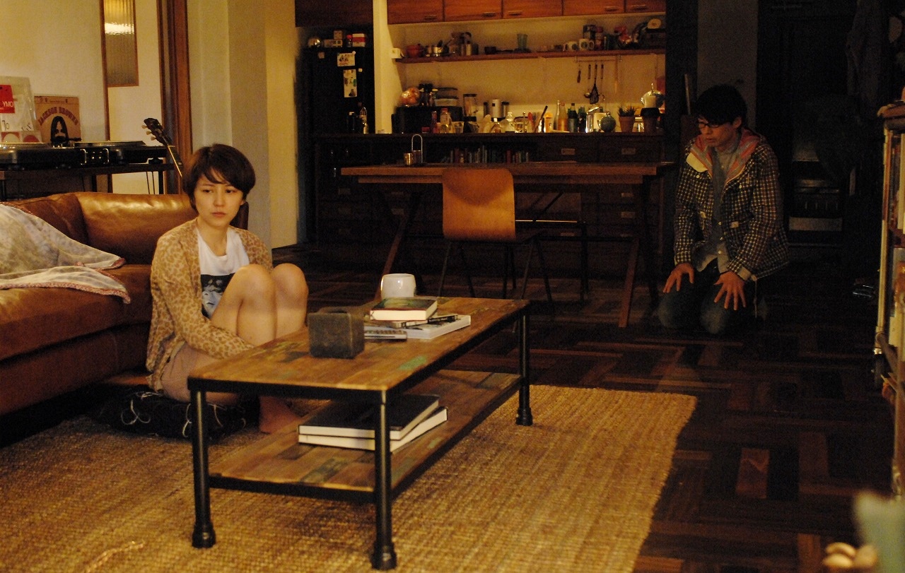 みゆきの部屋に乗り込む幸世。(C)2011映画「モテキ」製作委員会