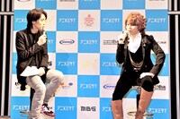 吉田アナウンサー（写真左）とアニヲタトークを展開する西川（写真右）。