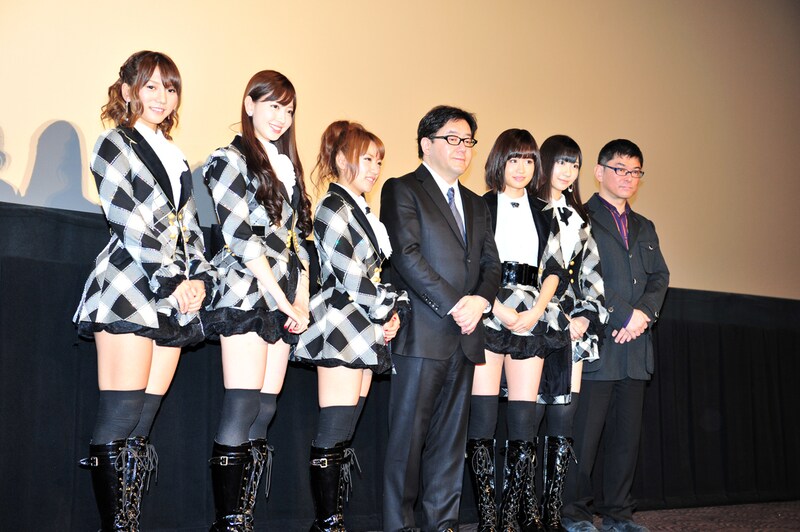完成披露プレミア試写会に登壇した高城亜樹、小嶋陽菜、高橋みなみ、秋元康、前田敦子、柏木由紀、高橋栄樹監督(写真左より)。