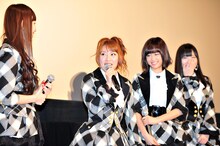 写真左から小嶋陽菜、高橋みなみ、前田敦子、柏木由紀。