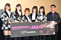 完成披露プレミア試写会に登壇した高城亜樹、小嶋陽菜、高橋みなみ、前田敦子、柏木由紀、高橋栄樹監督（写真左より）。