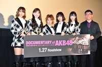 完成披露プレミア試写会に登壇した高城亜樹、小嶋陽菜、高橋みなみ、前田敦子、柏木由紀、高橋栄樹監督（写真左より）。