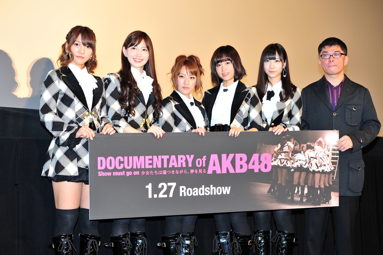 完成披露プレミア試写会に登壇した高城亜樹、小嶋陽菜、高橋みなみ、前田敦子、柏木由紀、高橋栄樹監督（写真左より）。